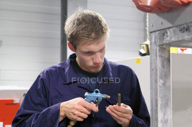 Ingeniero masculino haciendo reparación de equipos en fábrica - foto de stock