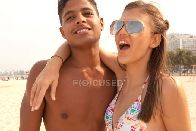 Giovane coppia in amichevole abbraccio sulla spiaggia — Foto stock