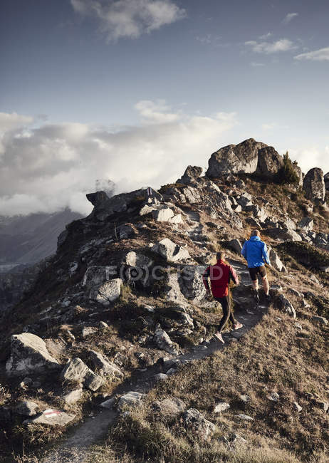 Trailläufer auf felsigem Pfad, Wallis, Schweiz — Stockfoto