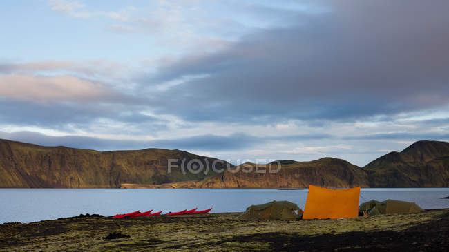 Canots amarrés au camping — Photo de stock