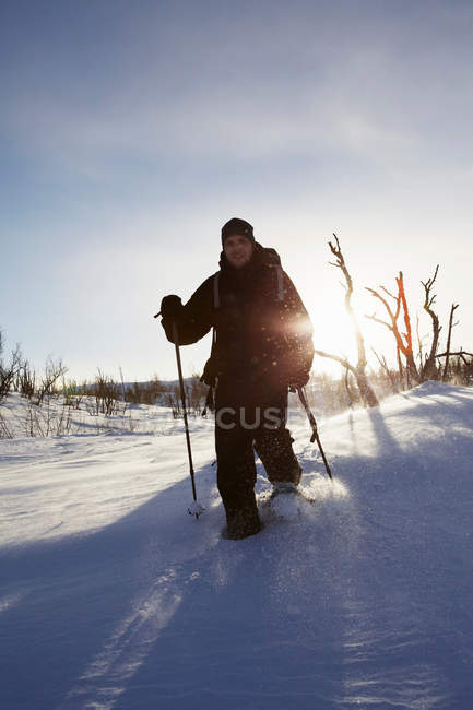 Лыжник, идущий по снегу — стоковое фото
