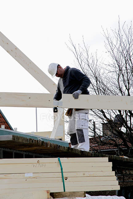 Bauunternehmer bei der Arbeit an neuer Struktur — Stockfoto
