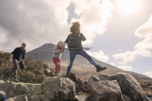 Familie wandert über Felsbrocken, Kirmesbäder, Insel Skye, Hebriden, Schottland — Stockfoto