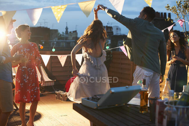 Amici che ballano alla festa di prima sera — Foto stock