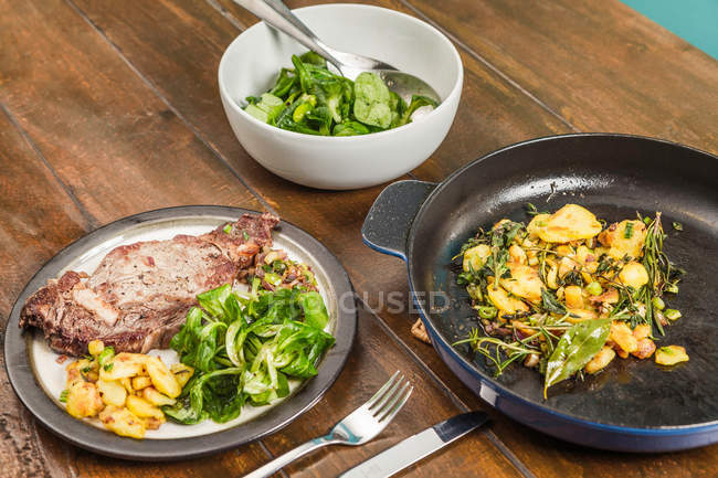 Meat, vegetables and potatoes on table — Stock Photo