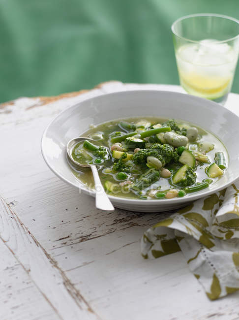 Spring pesto soup with zucchini and beans — Stock Photo