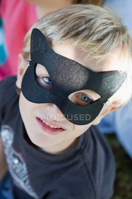 Primo piano del ragazzo che indossa la maschera di gatto — Foto stock