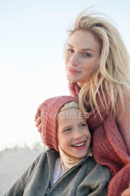 Mother and daughter on beach — Stock Photo