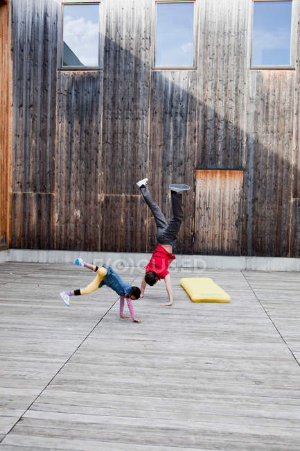 Мужчина и молодая девушка играют во дворе — стоковое фото