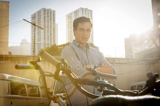 Mann steht neben Fahrrädern — Stockfoto