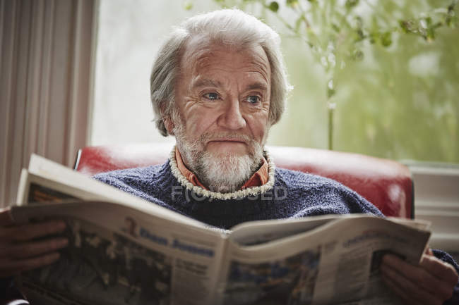 Senior man reading newspaper — Stock Photo