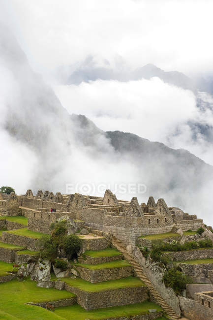 Niebla de la mañana en Machu Picchu - foto de stock