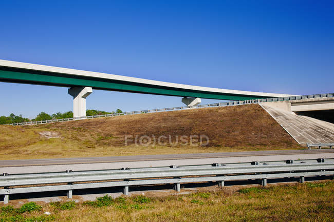 Vista del sistema autostradale interstatale contro cielo blu, Florida, Stati Uniti d'America — Foto stock