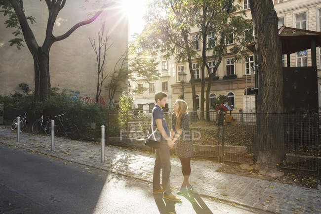 Молодая пара лицом к лицу на пригородной улице — стоковое фото