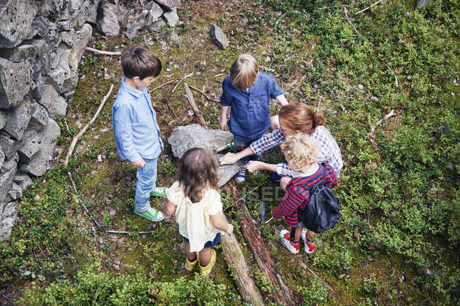Familie erkundet Wald — Stockfoto