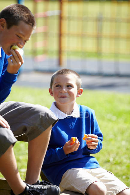 Enfants mangeant ensemble à l'extérieur, attention sélective — Photo de stock