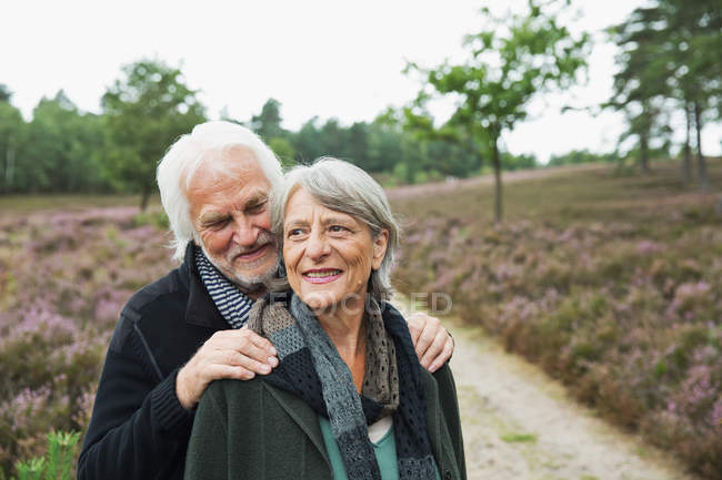 Seniorenpaar, Mann mit Händen auf den Schultern der Frau — Stockfoto