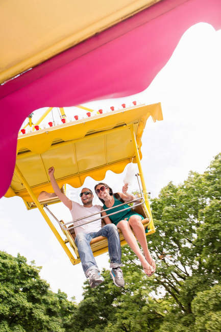Пара катається на розважальному парку — стокове фото