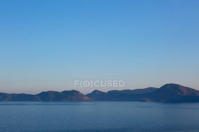 Meereslandschaft mit Bergkette im Morgengrauen — Stockfoto