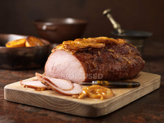 Laranja gamão de marmelada em tábua de corte de madeira — Fotografia de Stock