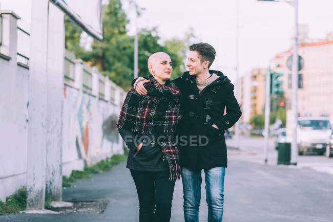 Молодая лесбийская пара прогуливается по городской улице — стоковое фото