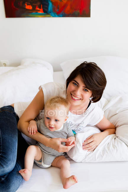 Mother and baby relaxing on couch — Stock Photo
