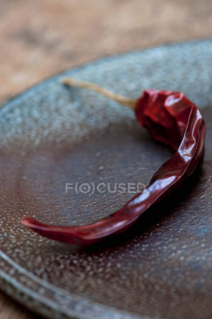 Chili rouge séché sur assiette — Photo de stock