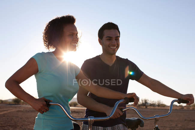 Couple avec vélos dans un paysage désertique — Photo de stock