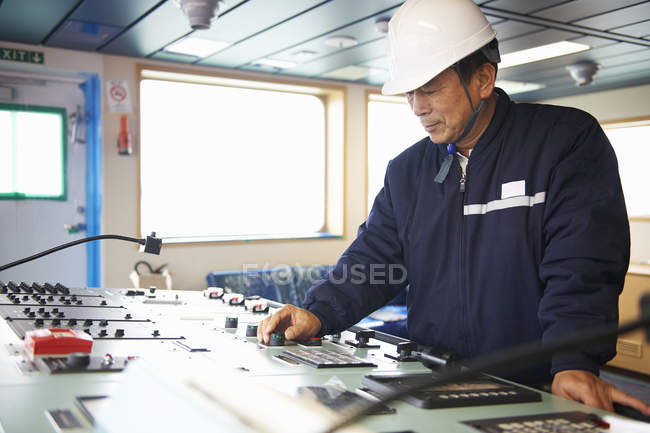 Worker using equipment at shipping port, GoSeong-gun, South Korea — Stock Photo