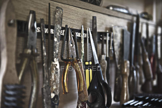 Primer plano de las herramientas en fila en el taller - foto de stock