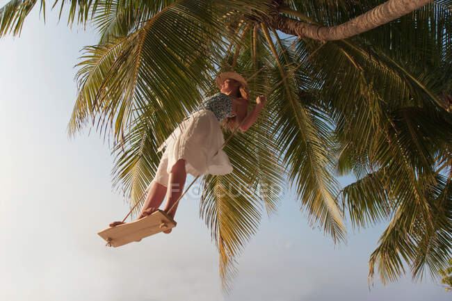 Mulher balançando de árvore — Fotografia de Stock