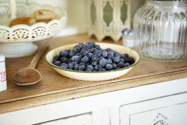Schüssel mit Blaubeeren auf dem Küchentisch — Stockfoto