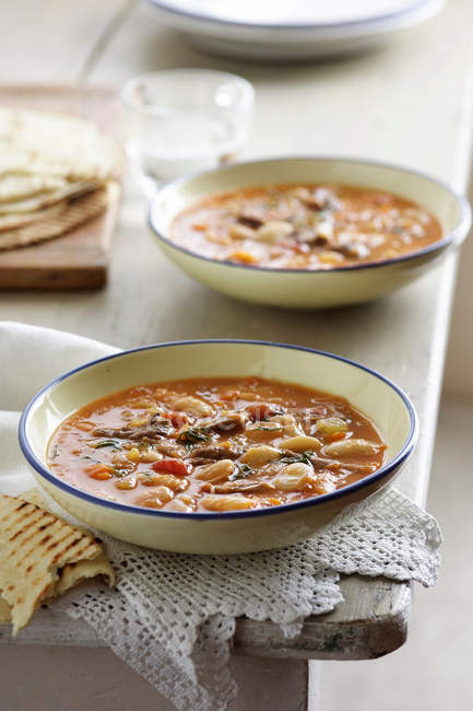 Греческий бобовый суп в мисках — стоковое фото