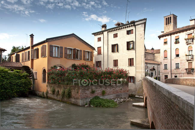 Ponte sul fiume e gli edifici a Treviso — Foto stock