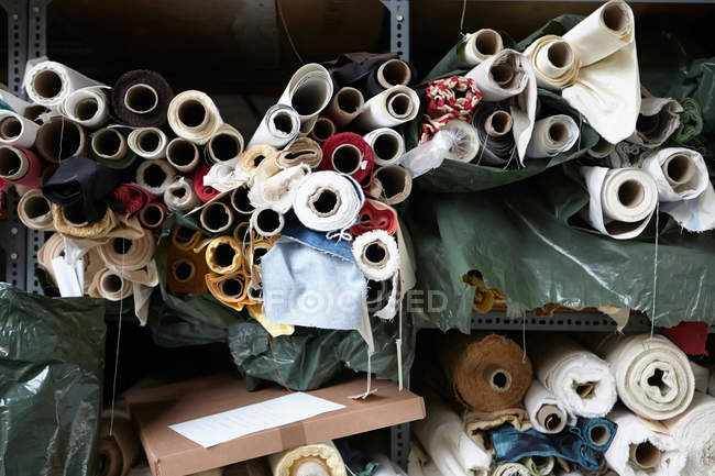 Rolos de tecido na fábrica de têxteis — Fotografia de Stock