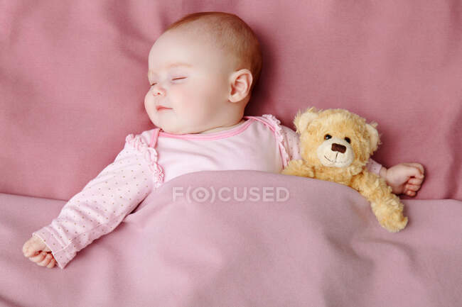 Bébé fille dormir dans le lit — Photo de stock