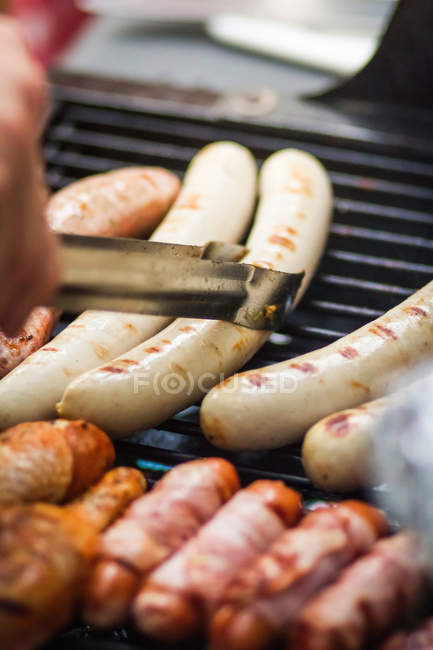 Close up de salsichas cozinhar na grelha — Fotografia de Stock
