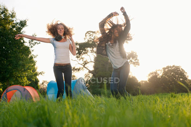 Teenage girls dancing in field — Stock Photo
