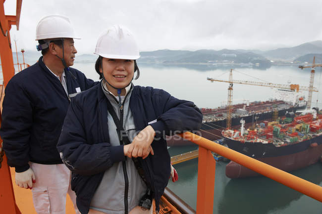 Ritratto di lavoratori al porto di spedizione, GoSeong-gun, Corea del Sud — Foto stock