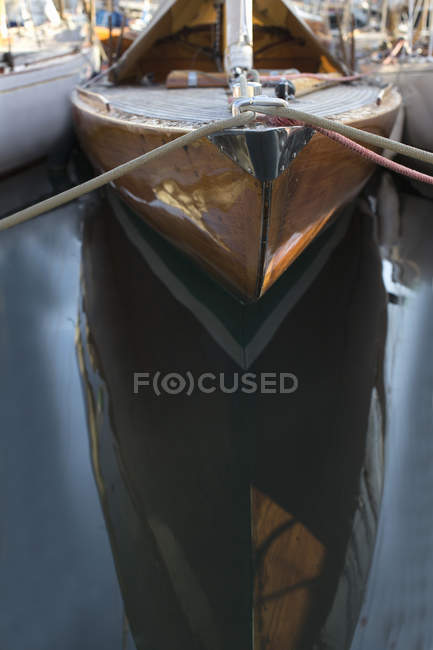 Bug einer klassischen Segeljacht — Stockfoto