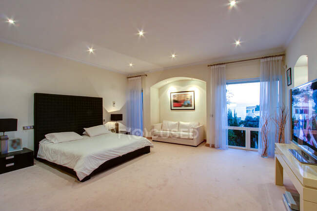 Interior view of luxury bedroom in wealthy home — Stock Photo
