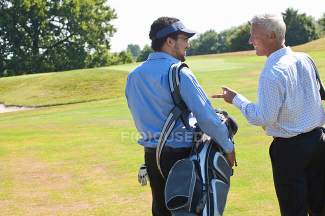 Golfistas conversando durante o jogo — Fotografia de Stock