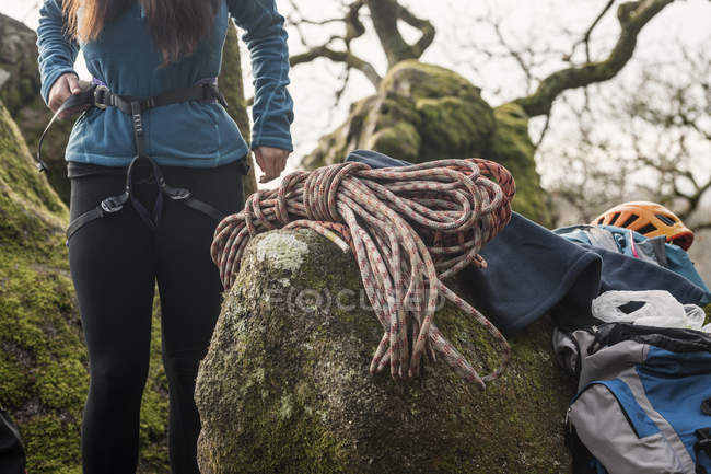 Mulher colocando no chicote de escalada — Fotografia de Stock
