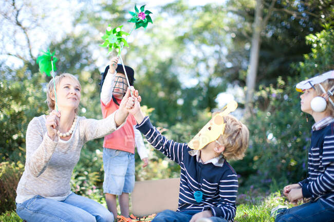 Mãe e meninos brincando ao ar livre — Fotografia de Stock