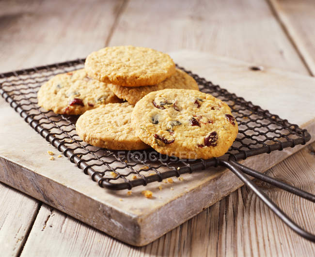 Avena e biscotti di frutta secca sulla griglia di cottura — Foto stock