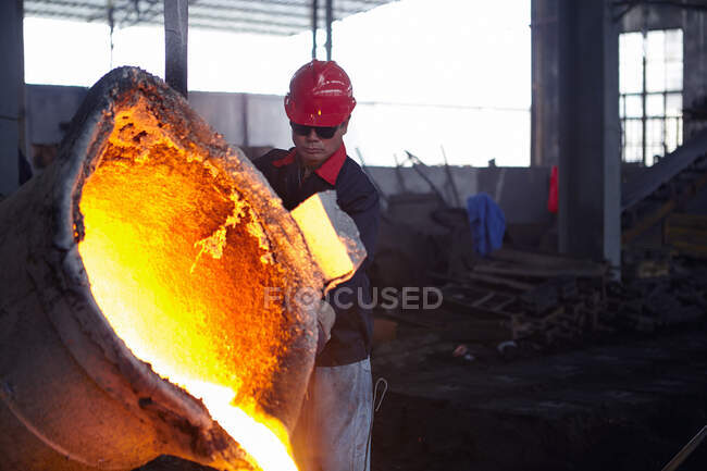 Trabalhando em fundição de ferro fundido — Fotografia de Stock