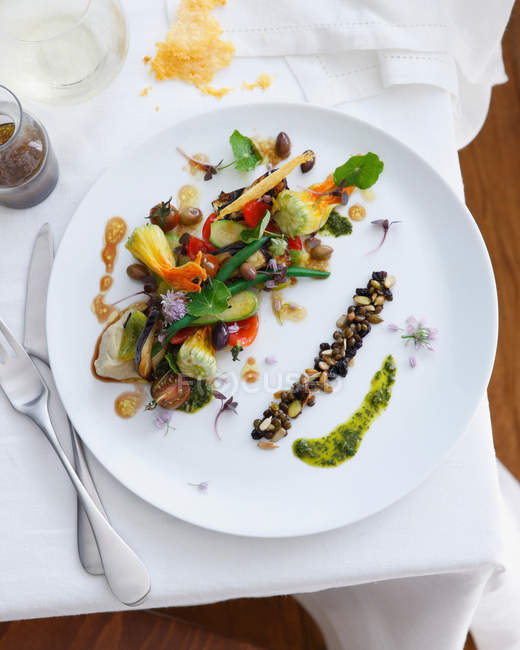 Salatteller mit Zucchini, grünen Bohnen, Auberginen und Balsamico-Essig — Stockfoto