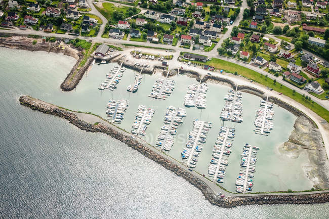 Vista aérea dos edifícios da aldeia e do porto — Fotografia de Stock