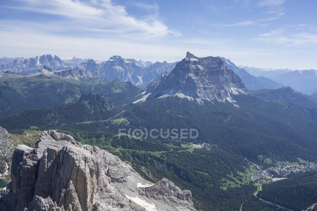 Vista de las montañas iluminadas por el sol y valle - foto de stock