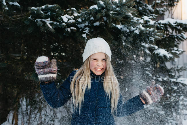 Menina sorrindo com emoção na neve — Fotografia de Stock
